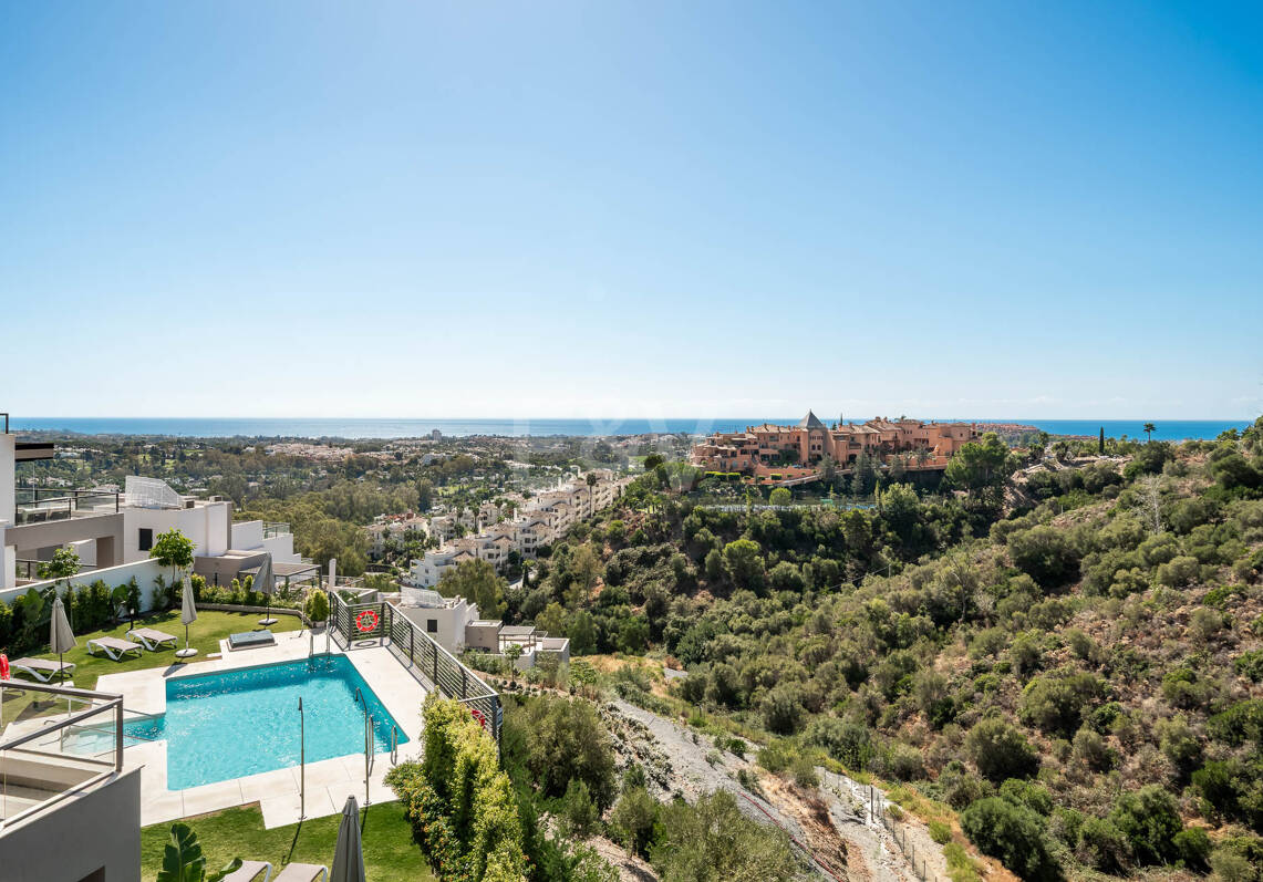 Penthouse de luxe de style contemporain avec vue panoramique sur la mer à Nueva Andalucía