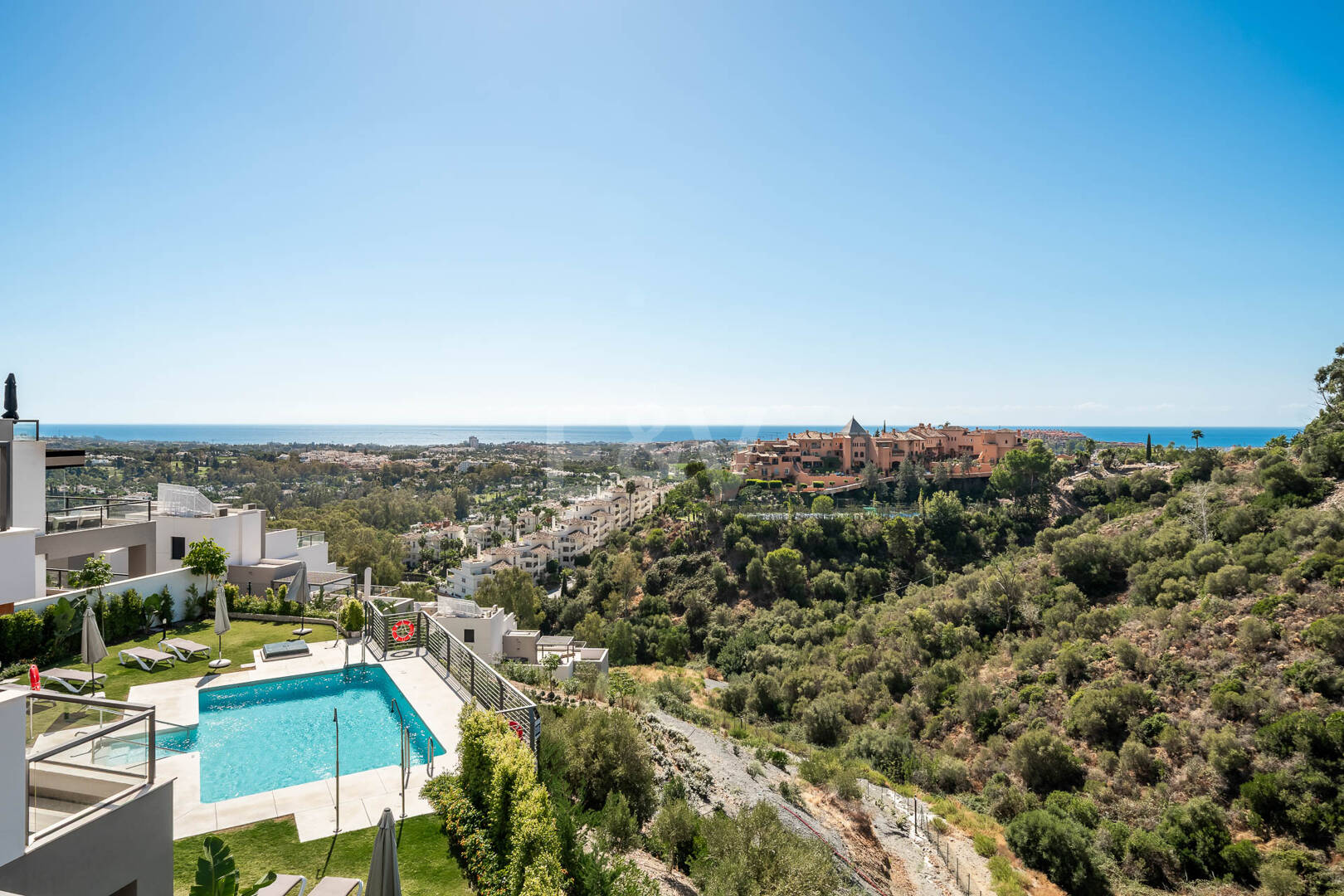 Penthouse de luxe de style contemporain avec vue panoramique sur la mer à Nueva Andalucía
