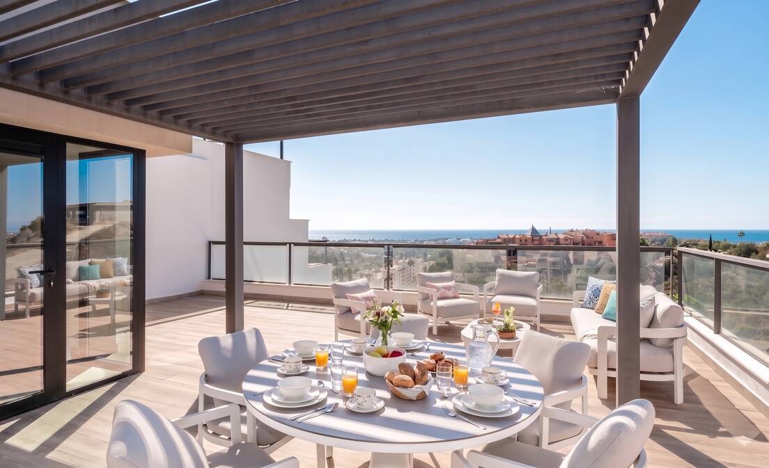 Experience contemporary Mediterranean living in this exceptional penthouse for sale in Nueva Andalucía, Marbella, located within Marbella Lake, a prestigious...