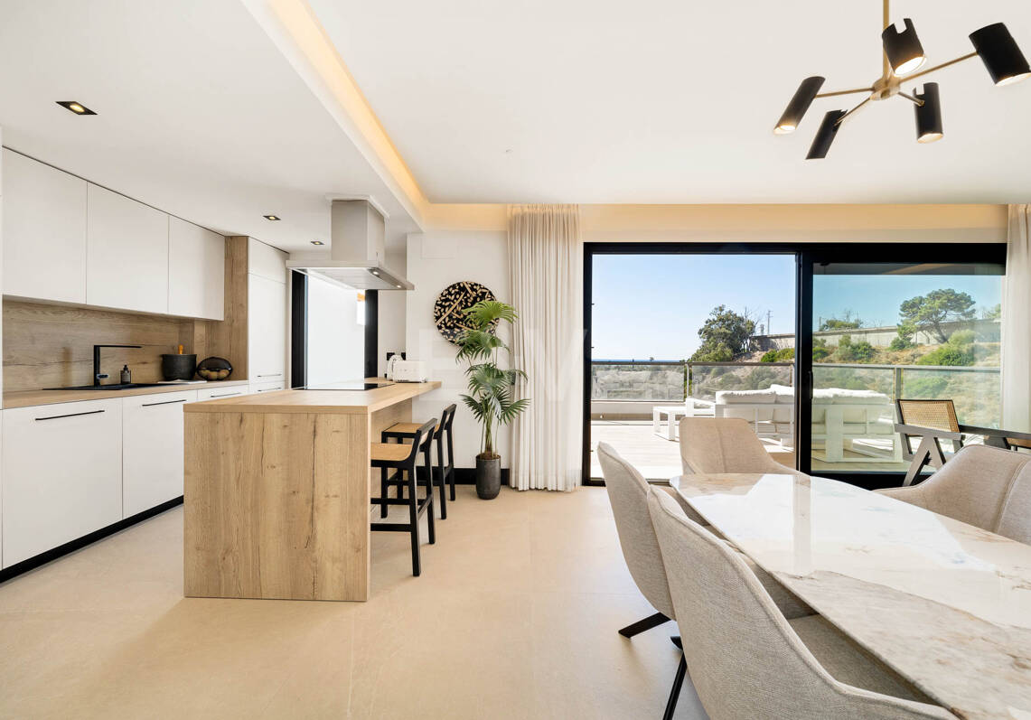 Penthouse de luxe de style contemporain avec vue panoramique sur la mer à Nueva Andalucía