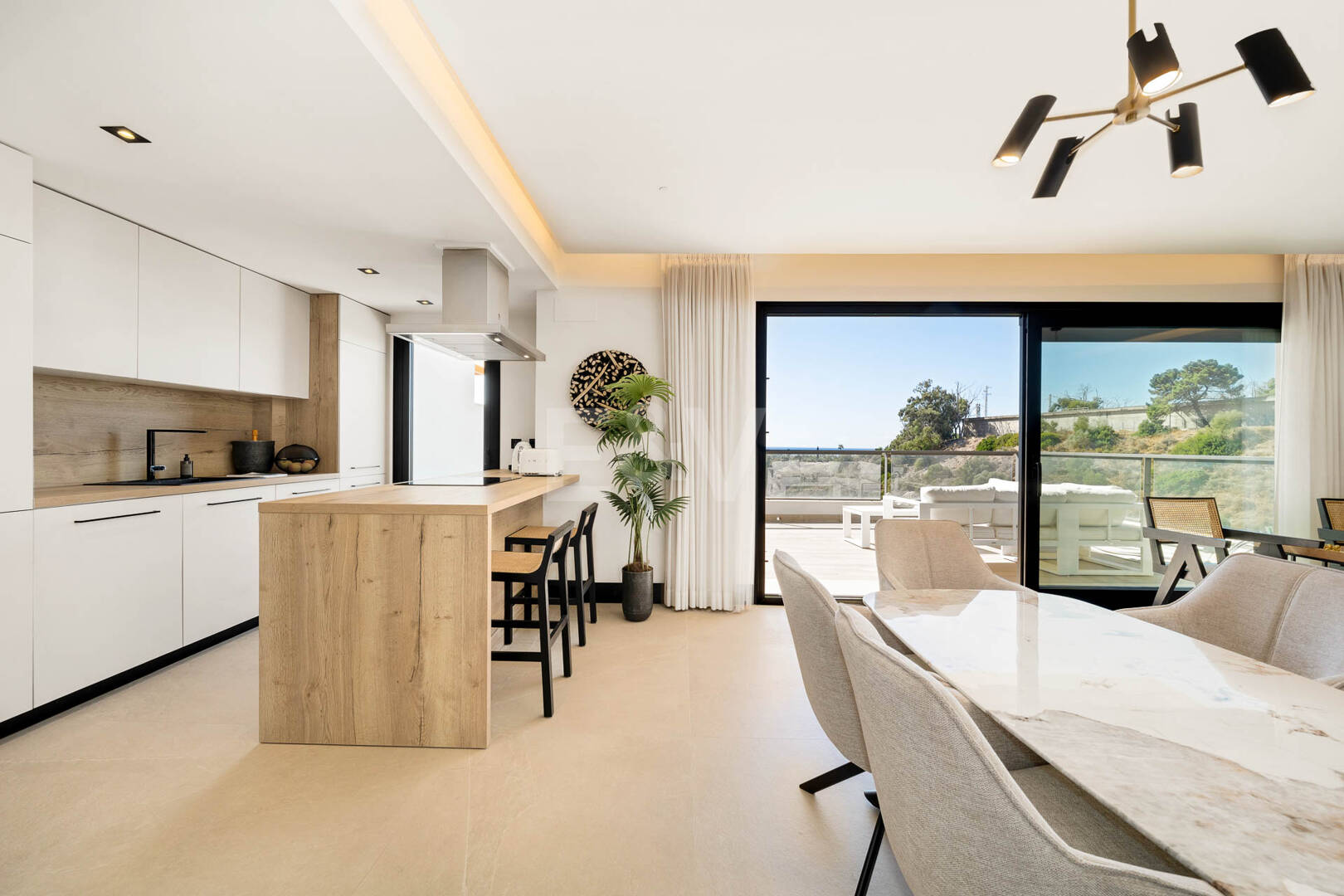Penthouse de luxe de style contemporain avec vue panoramique sur la mer à Nueva Andalucía