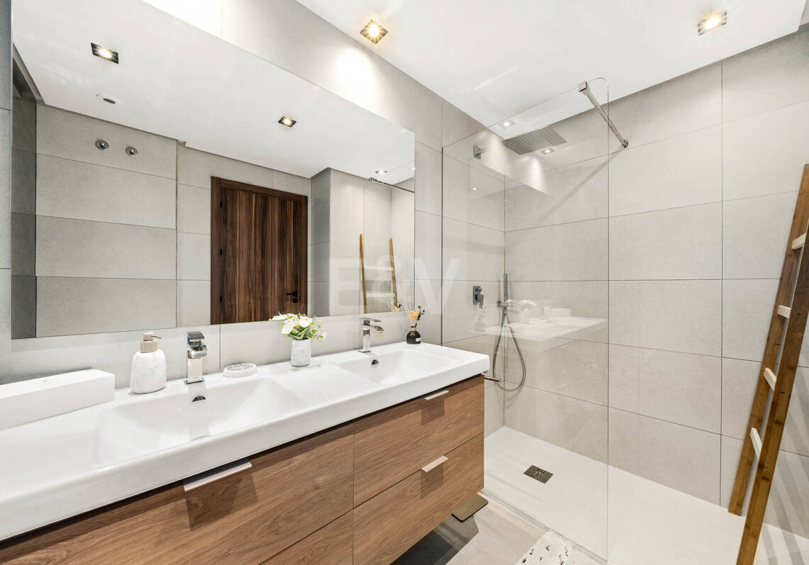 Penthouse de luxe de style contemporain avec vue panoramique sur la mer à Nueva Andalucía