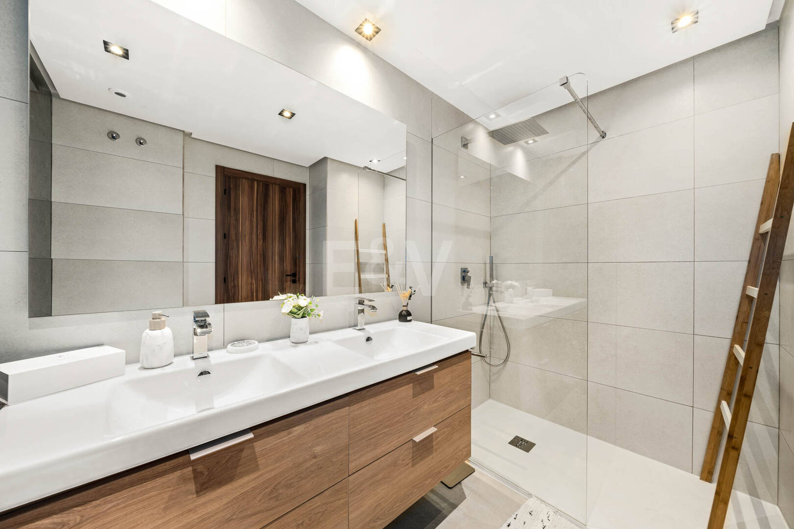 Penthouse de luxe de style contemporain avec vue panoramique sur la mer à Nueva Andalucía