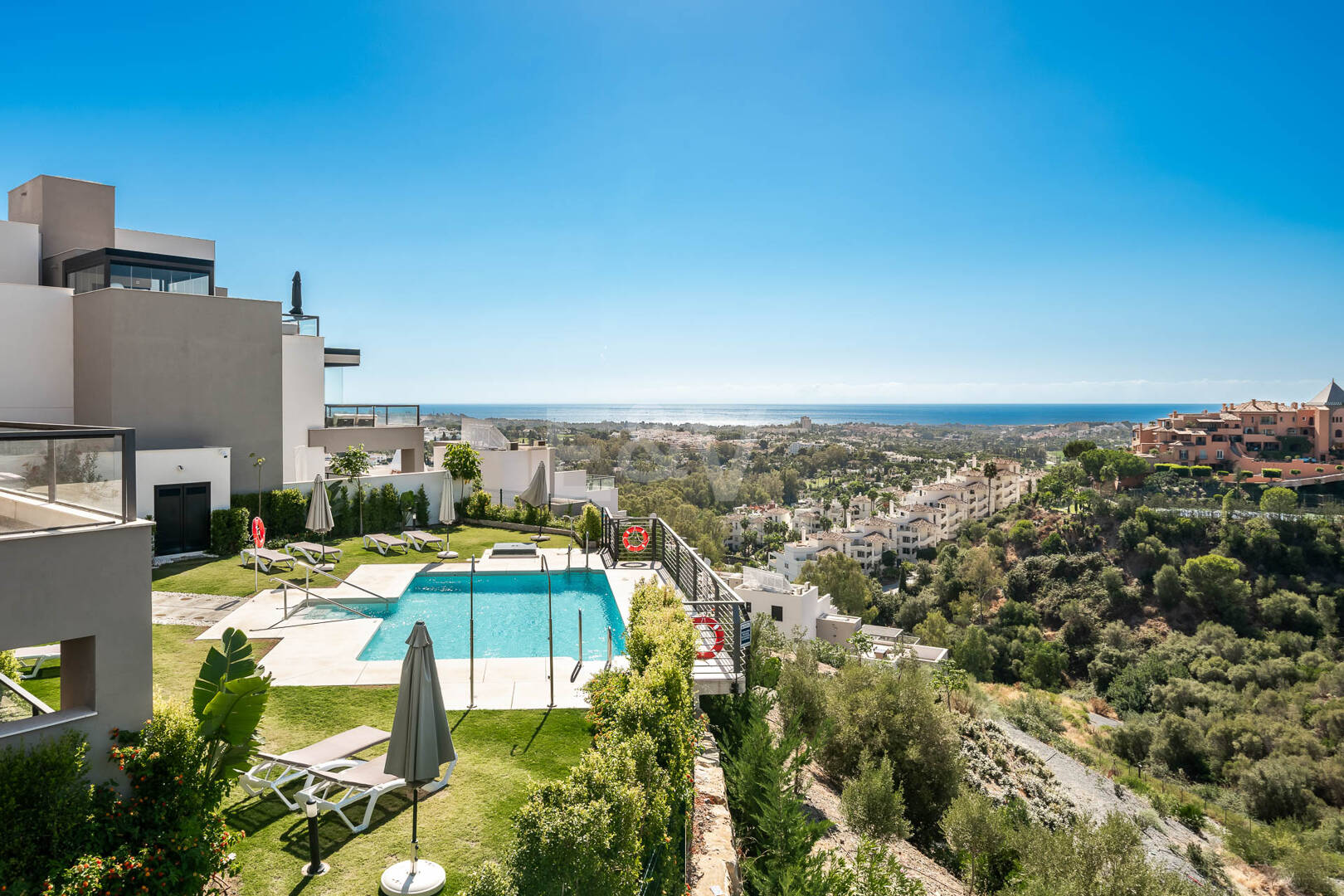 Penthouse de luxe de style contemporain avec vue panoramique sur la mer à Nueva Andalucía