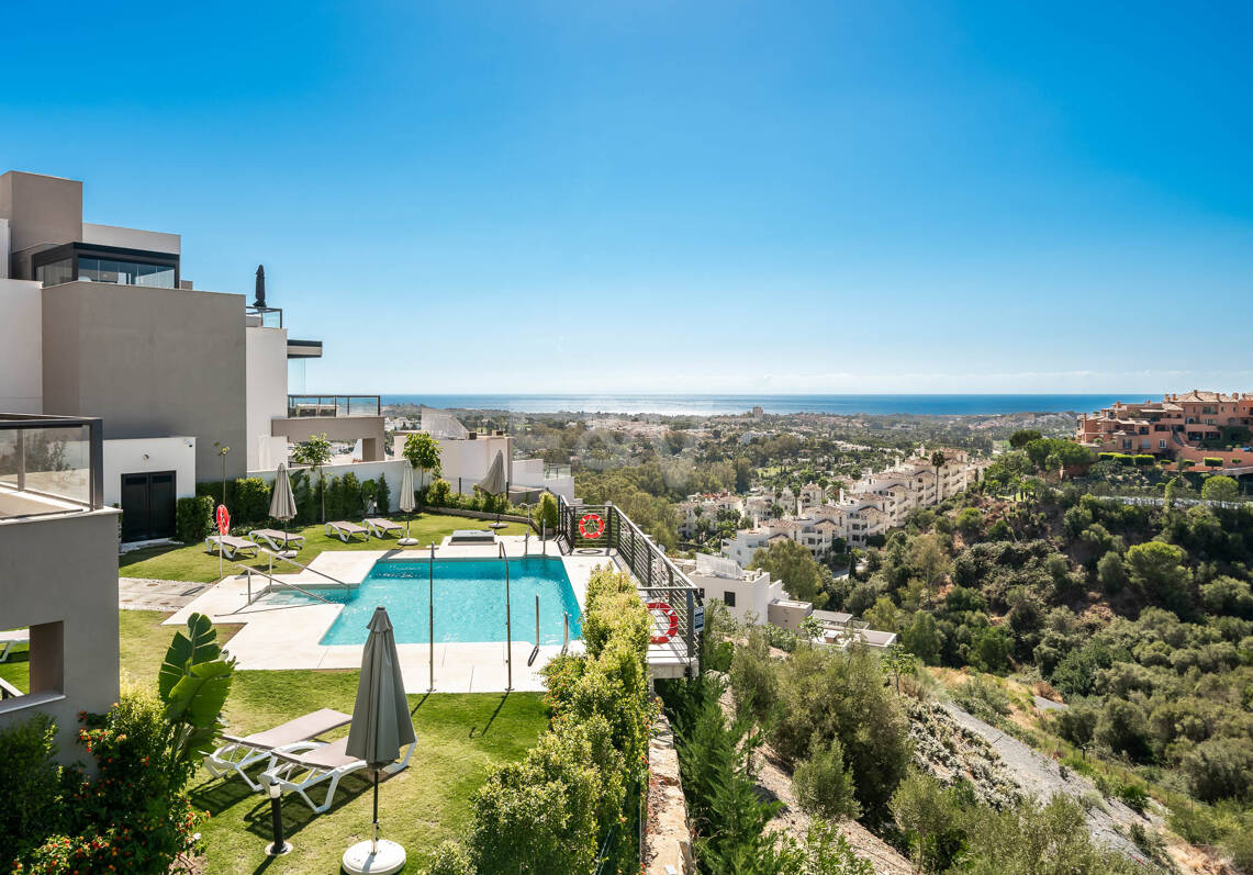 Penthouse de luxe de style contemporain avec vue panoramique sur la mer à Nueva Andalucía