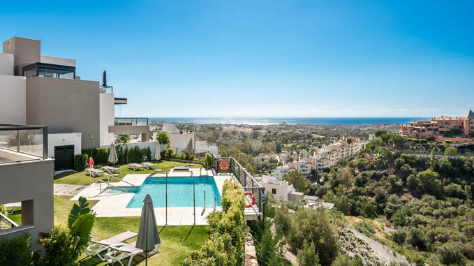 Penthouse de luxe de style contemporain avec vue panoramique sur la mer à Nueva Andalucía