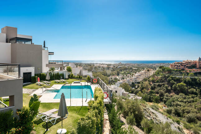 Penthouse de luxe de style contemporain avec vue panoramique sur la mer à Nueva Andalucía
