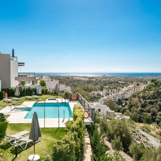 Penthouse de luxe de style contemporain avec vue panoramique sur la mer à Nueva Andalucía