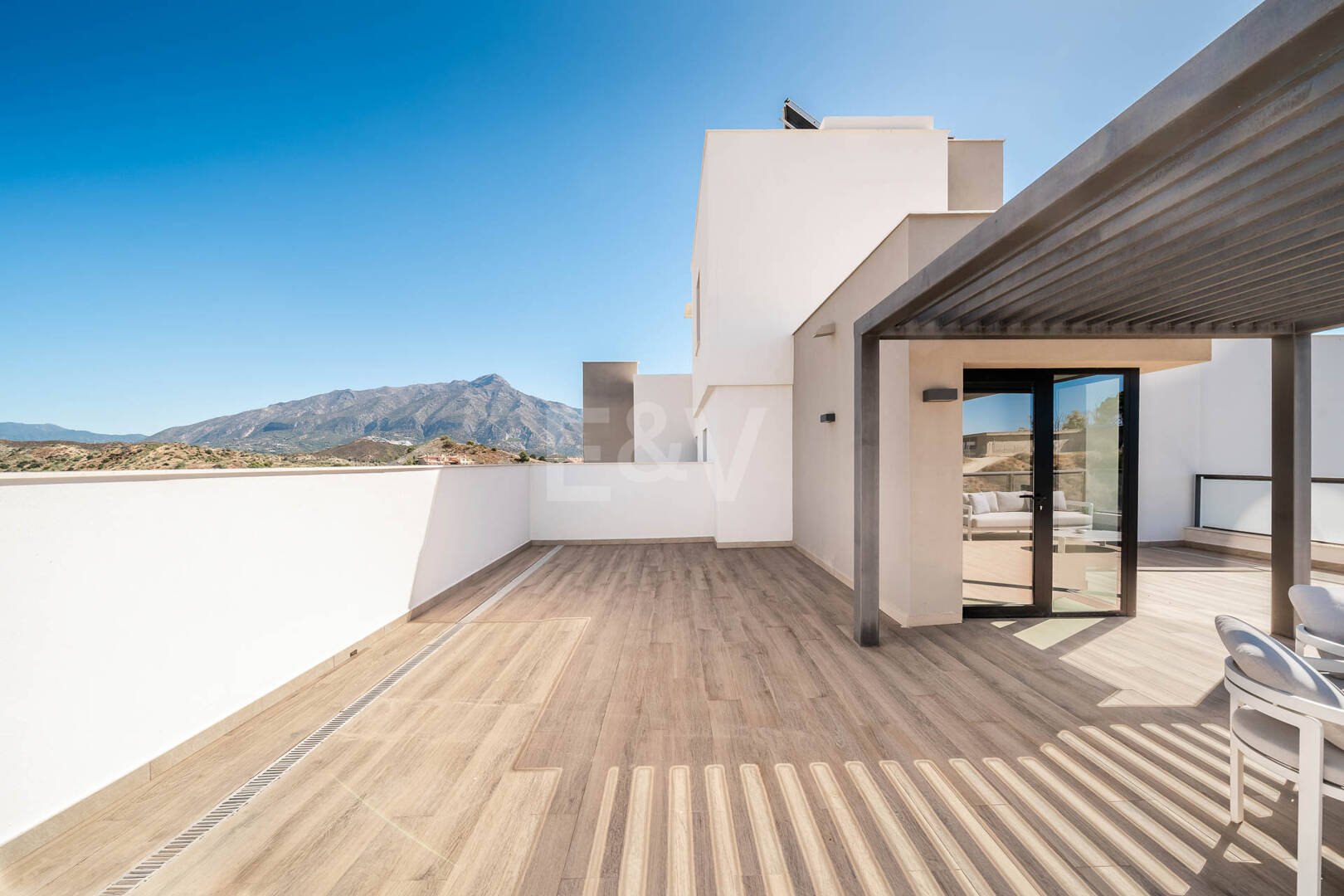 Penthouse de luxe de style contemporain avec vue panoramique sur la mer à Nueva Andalucía