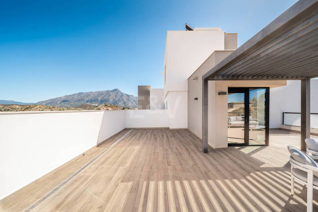 Penthouse de luxe de style contemporain avec vue panoramique sur la mer à Nueva Andalucía