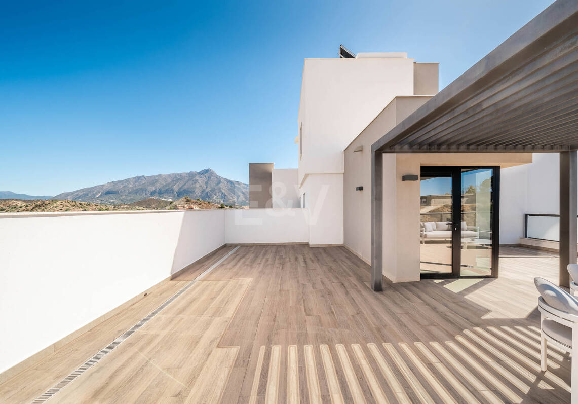 Penthouse de luxe de style contemporain avec vue panoramique sur la mer à Nueva Andalucía