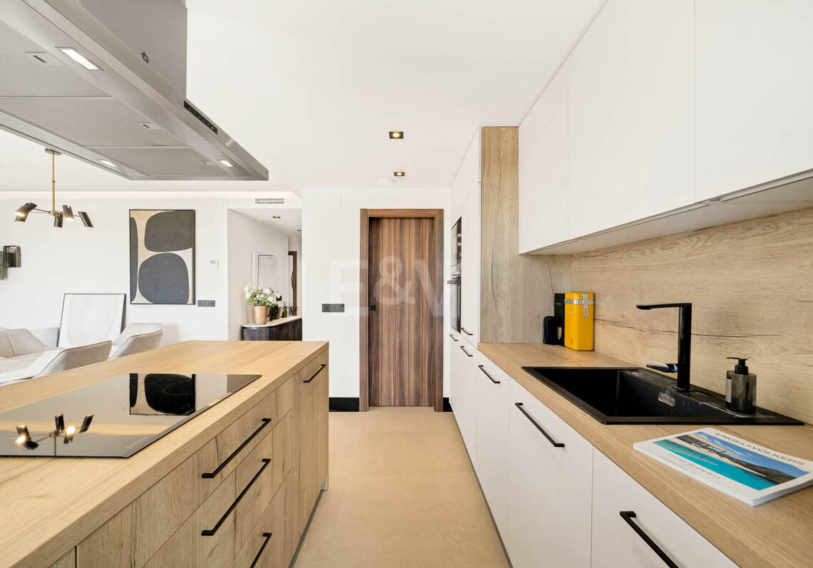 Penthouse de luxe de style contemporain avec vue panoramique sur la mer à Nueva Andalucía