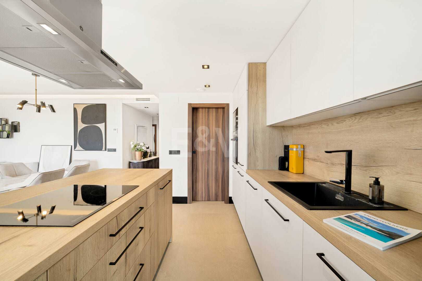 Penthouse de luxe de style contemporain avec vue panoramique sur la mer à Nueva Andalucía