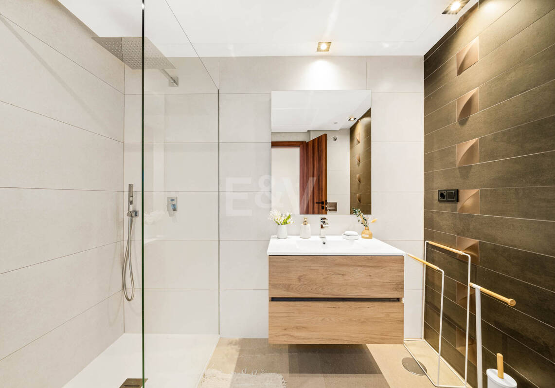 Penthouse de luxe de style contemporain avec vue panoramique sur la mer à Nueva Andalucía