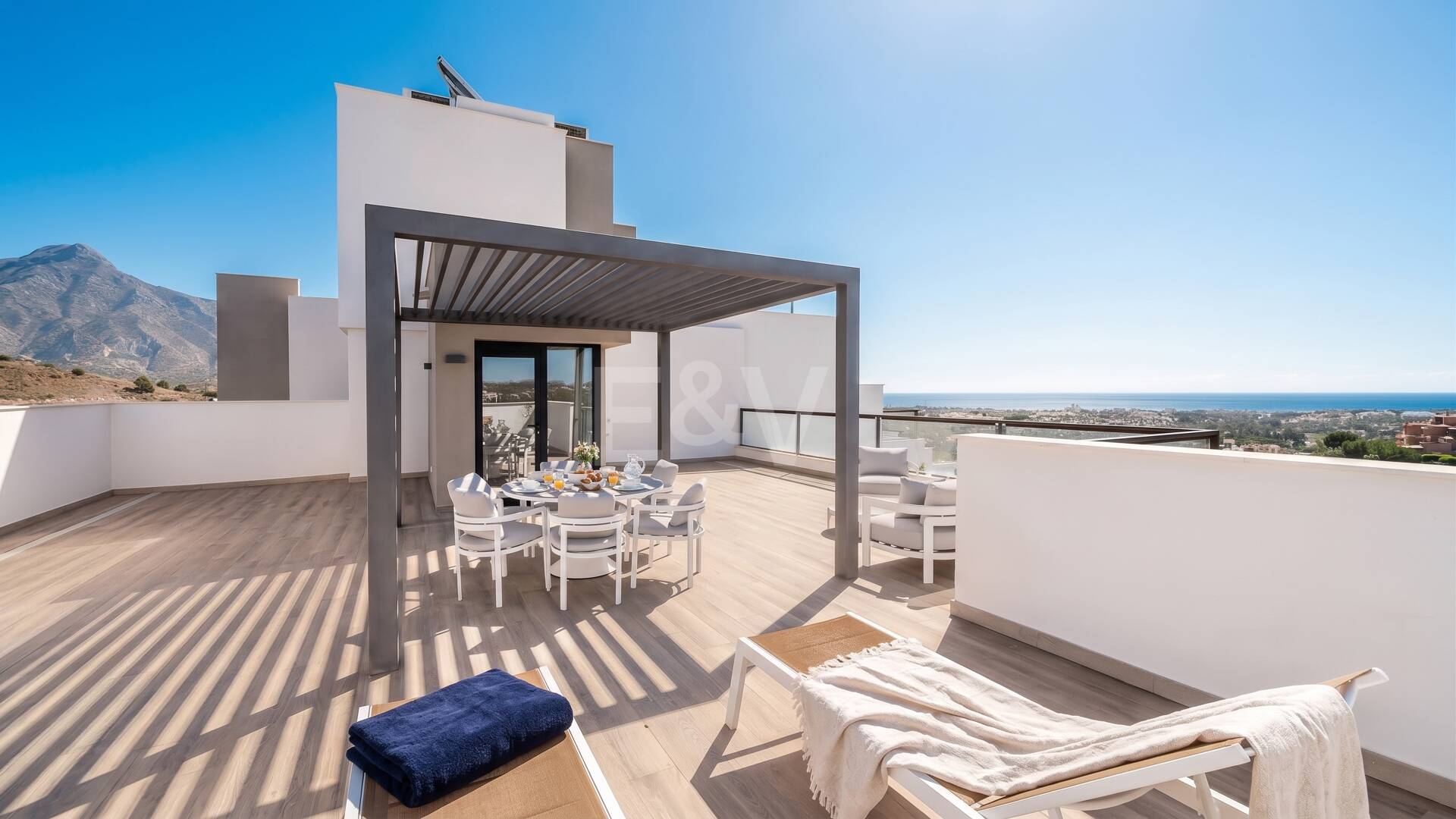 Penthouse de luxe de style contemporain avec vue panoramique sur la mer à Nueva Andalucía