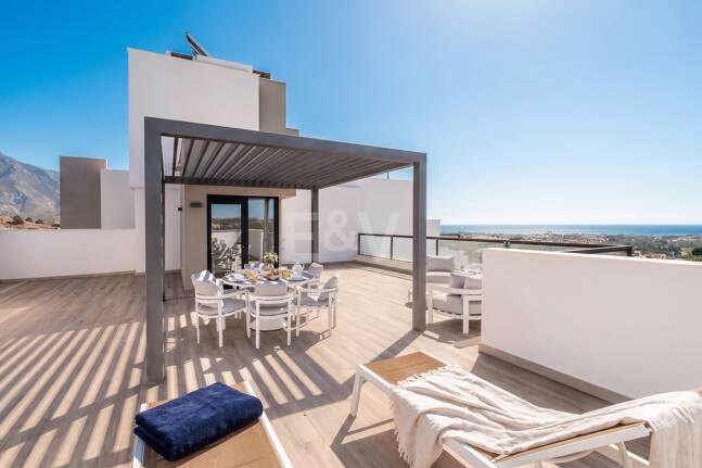 Penthouse de luxe de style contemporain avec vue panoramique sur la mer à Nueva Andalucía
