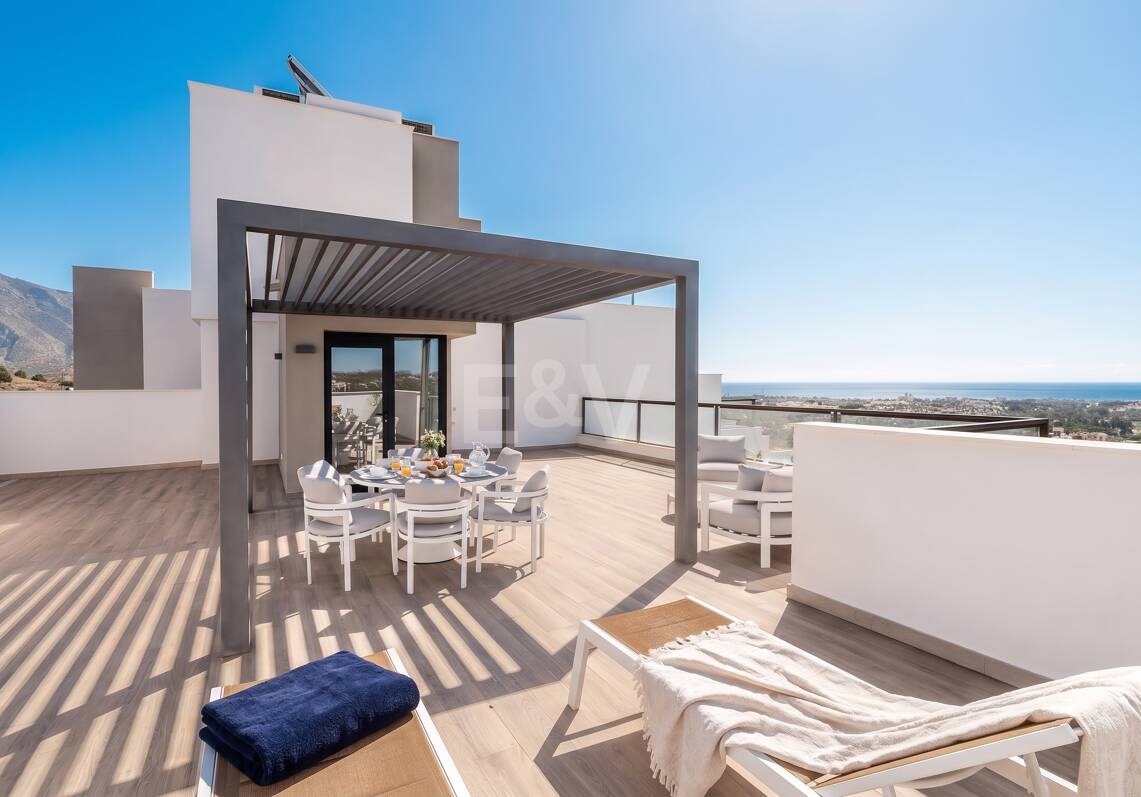 Penthouse de luxe de style contemporain avec vue panoramique sur la mer à Nueva Andalucía