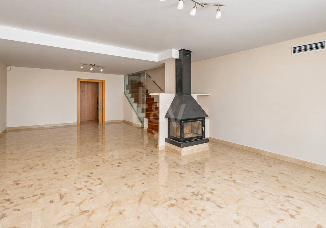 Casa adosada contemporánea con vistas panorámicas al mar y la montaña en El Paraíso Alto