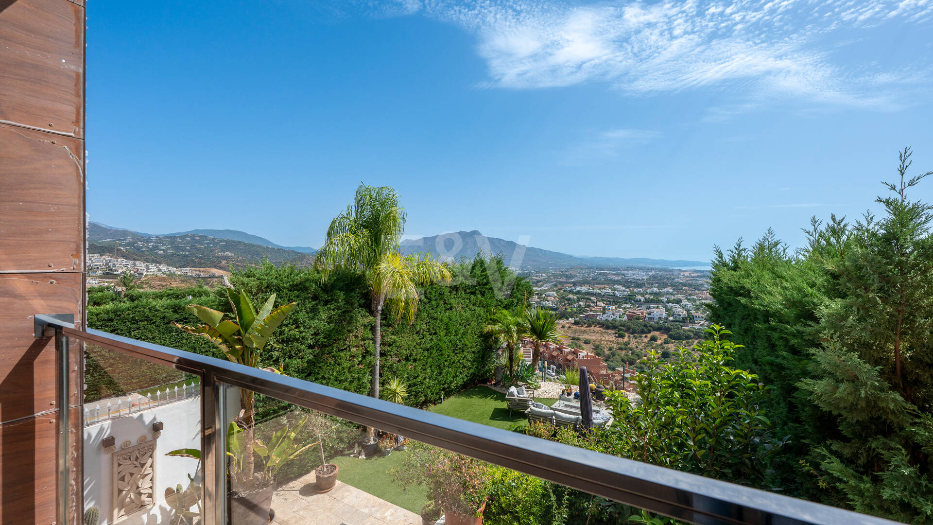 Casa adosada contemporánea con vistas panorámicas al mar y la montaña en El Paraíso Alto