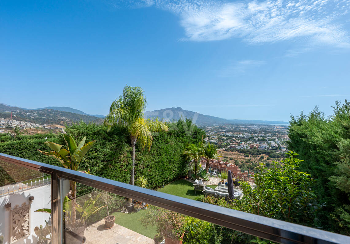 Casa adosada contemporánea con vistas panorámicas al mar y la montaña en El Paraíso Alto