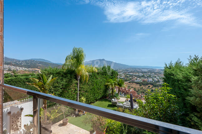 Casa adosada contemporánea con vistas panorámicas al mar y la montaña en El Paraíso Alto