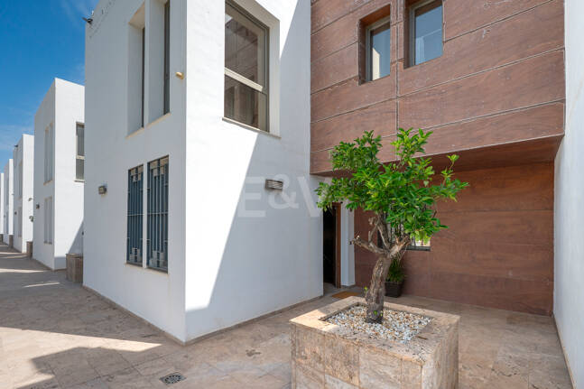 Casa adosada contemporánea con vistas panorámicas al mar y la montaña en El Paraíso Alto