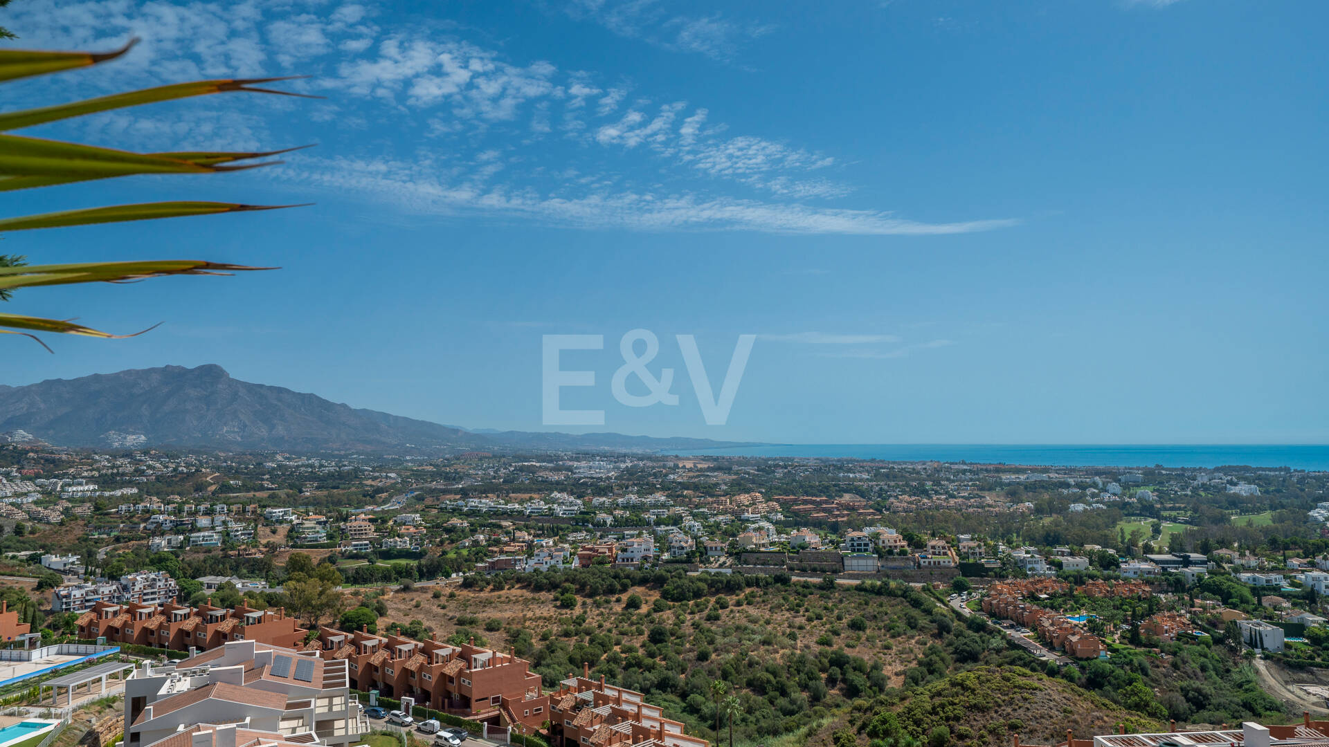 Casa adosada contemporánea con vistas panorámicas al mar y la montaña en El Paraíso Alto