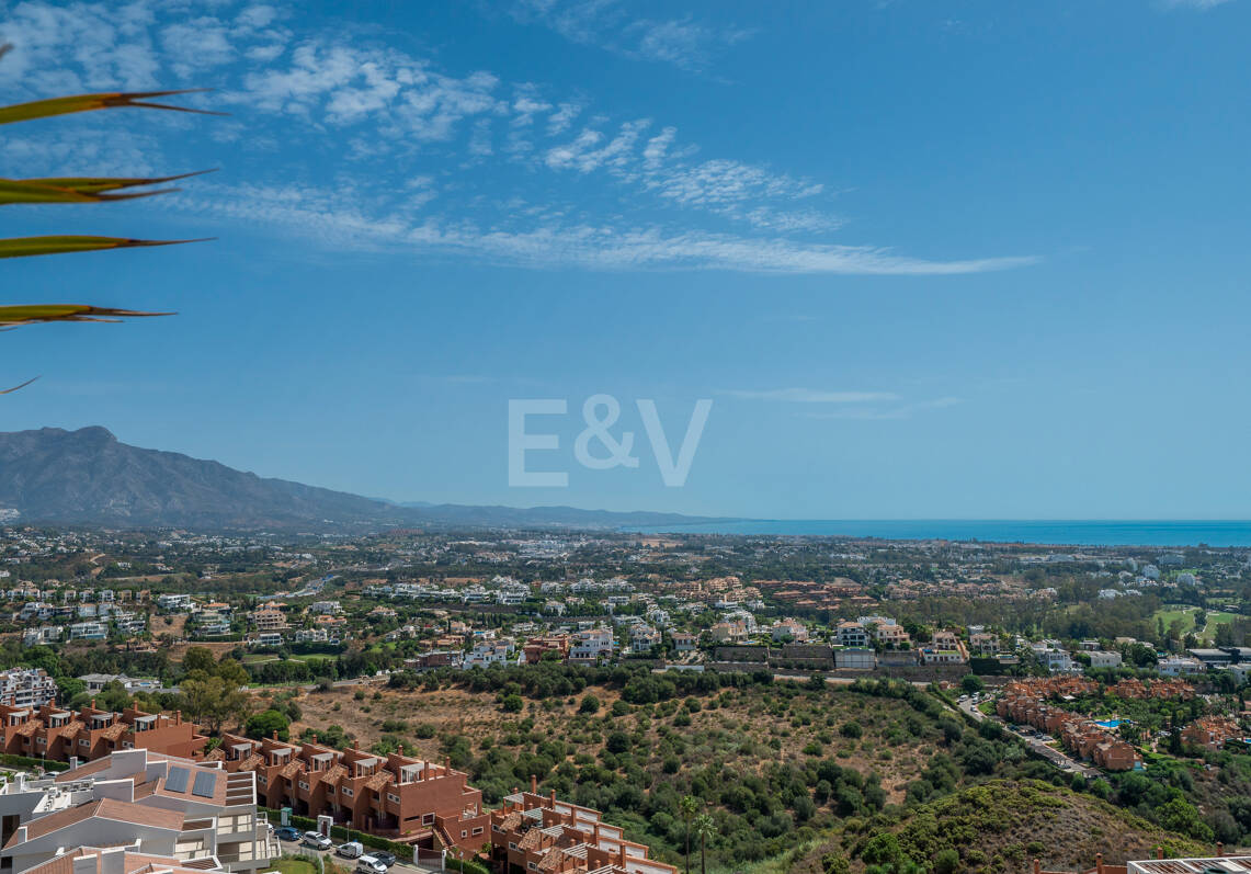 Casa adosada contemporánea con vistas panorámicas al mar y la montaña en El Paraíso Alto