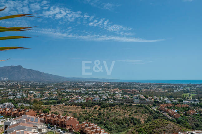 Casa adosada contemporánea con vistas panorámicas al mar y la montaña en El Paraíso Alto