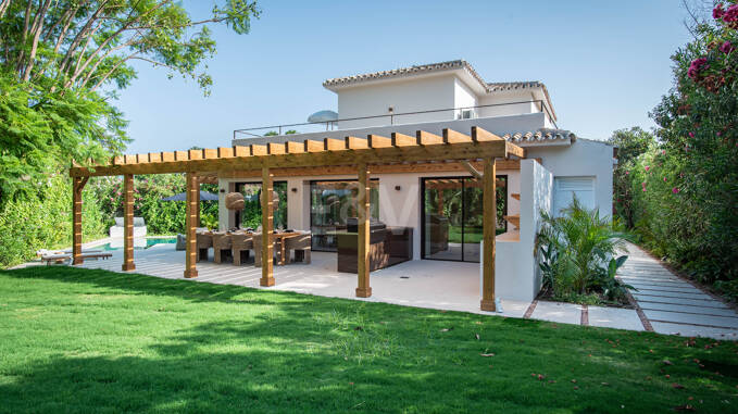 Belle villa moderne avec design d'intérieur chic à Guadalmina
