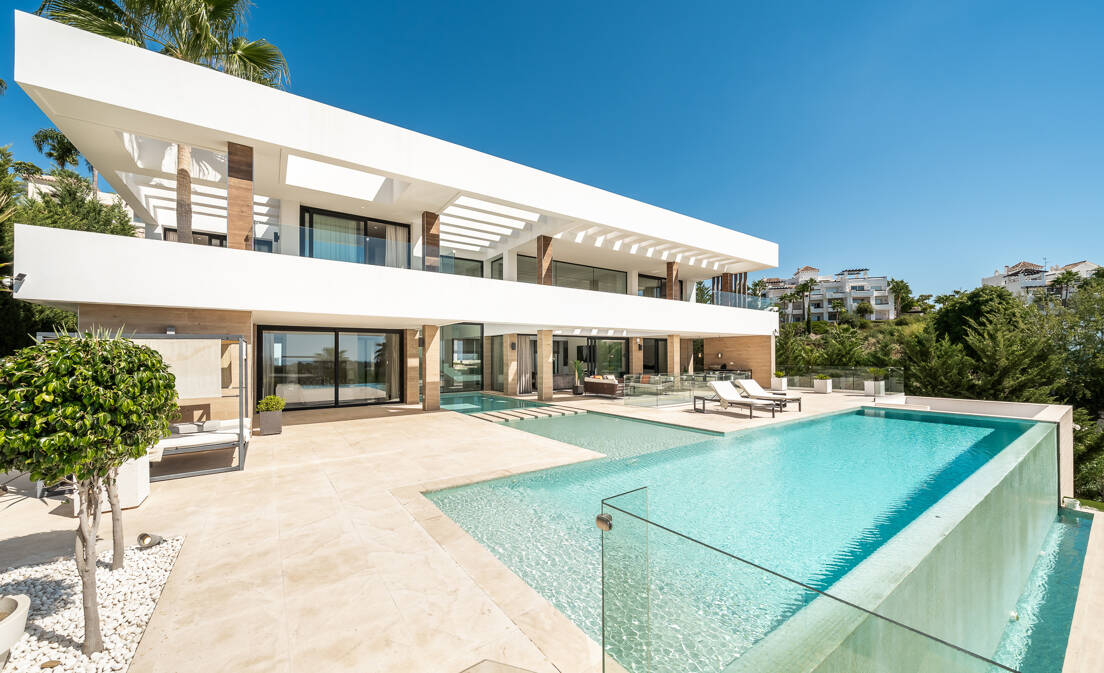 Located in the exclusive area of La Alquería, Benahavís, this impressive contemporary villa combines modern architecture, privacy and exceptional comfort...