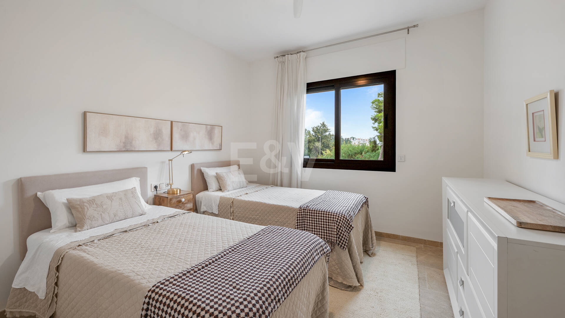 Apartamento en Primera Línea de Golf con Vistas Panorámicas y andando de la Playa – Río Real, Marbella
