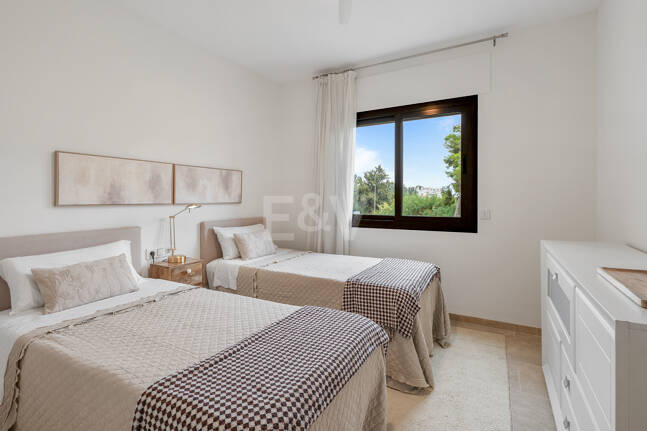 Apartamento en Primera Línea de Golf con Vistas Panorámicas y andando de la Playa – Río Real, Marbella