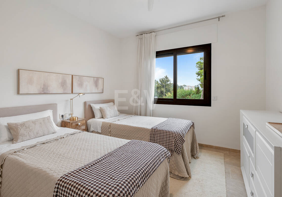 Apartamento en Primera Línea de Golf con Vistas Panorámicas y andando de la Playa – Río Real, Marbella