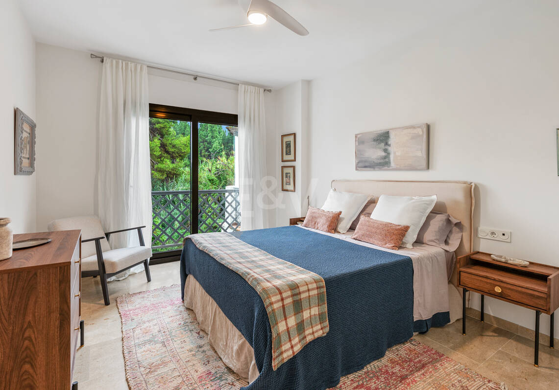 Apartamento en Primera Línea de Golf con Vistas Panorámicas y andando de la Playa – Río Real, Marbella