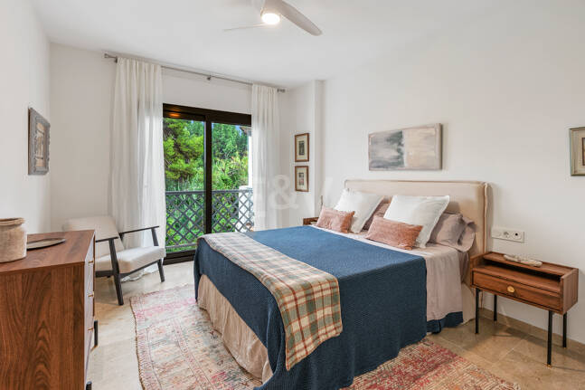 Apartamento en Primera Línea de Golf con Vistas Panorámicas y andando de la Playa – Río Real, Marbella