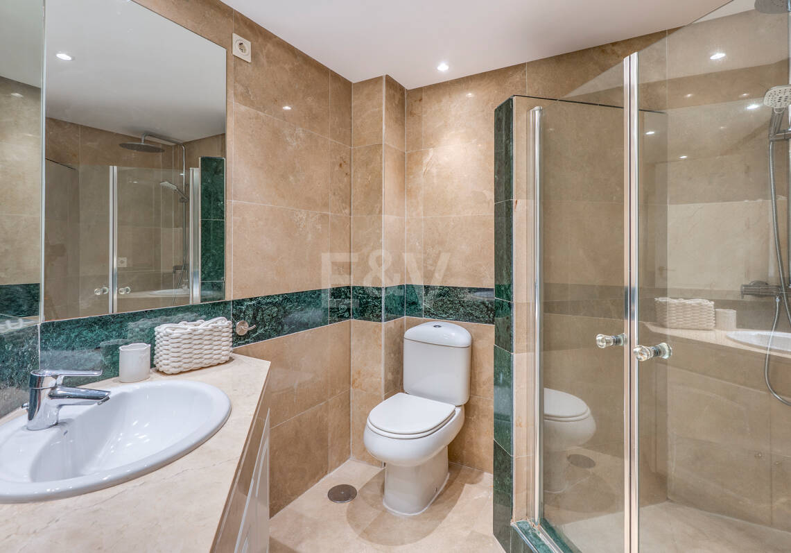 Apartamento en Primera Línea de Golf con Vistas Panorámicas y andando de la Playa – Río Real, Marbella