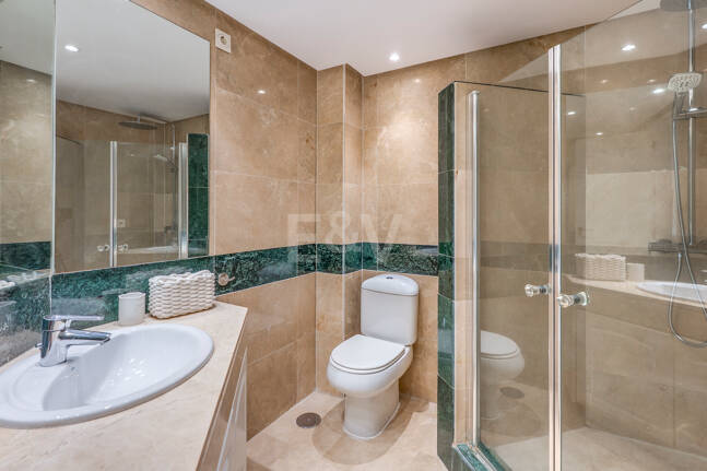 Apartamento en Primera Línea de Golf con Vistas Panorámicas y andando de la Playa – Río Real, Marbella