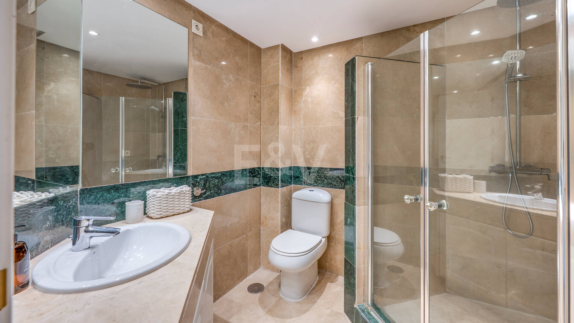 Apartamento en Primera Línea de Golf con Vistas Panorámicas y andando de la Playa – Río Real, Marbella
