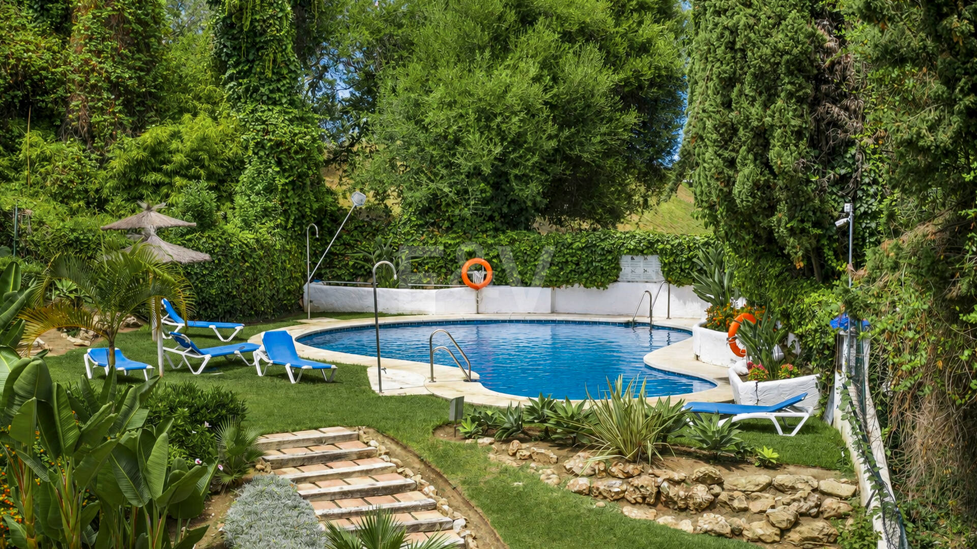 Apartamento en Primera Línea de Golf con Vistas Panorámicas y andando de la Playa – Río Real, Marbella