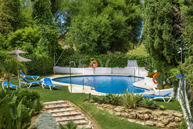 Apartamento en Primera Línea de Golf con Vistas Panorámicas y andando de la Playa – Río Real, Marbella