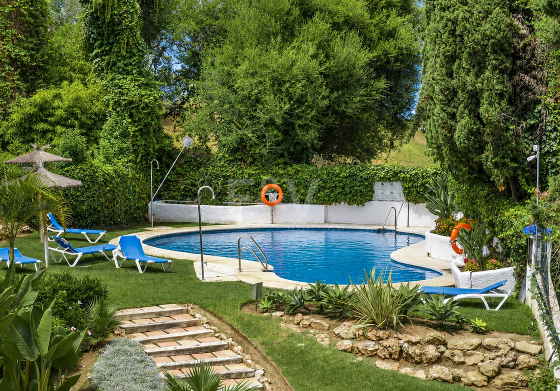 Apartamento en Primera Línea de Golf con Vistas Panorámicas y andando de la Playa – Río Real, Marbella
