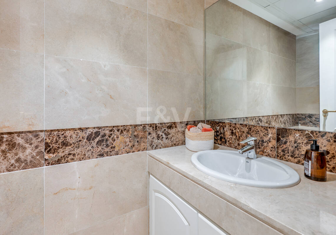 Apartamento en Primera Línea de Golf con Vistas Panorámicas y andando de la Playa – Río Real, Marbella