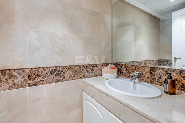 Apartamento en Primera Línea de Golf con Vistas Panorámicas y andando de la Playa – Río Real, Marbella