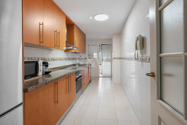 Apartamento en Primera Línea de Golf con Vistas Panorámicas y andando de la Playa – Río Real, Marbella