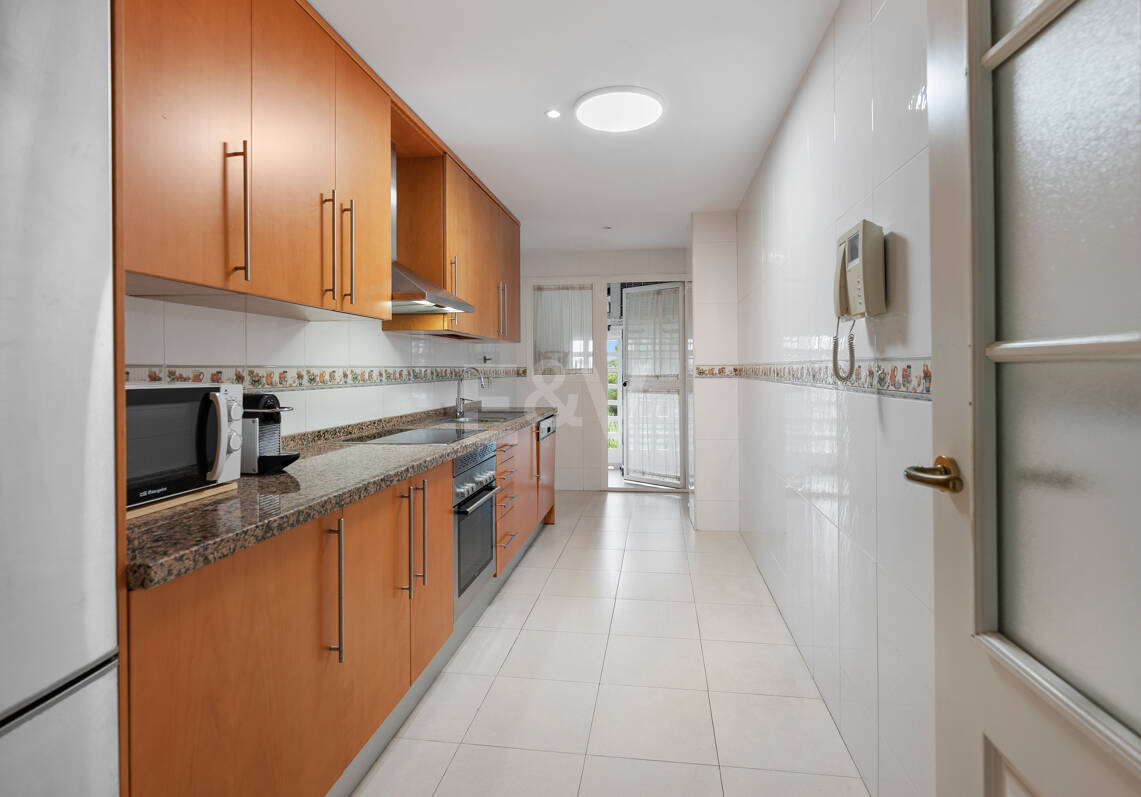 Apartamento en Primera Línea de Golf con Vistas Panorámicas y andando de la Playa – Río Real, Marbella