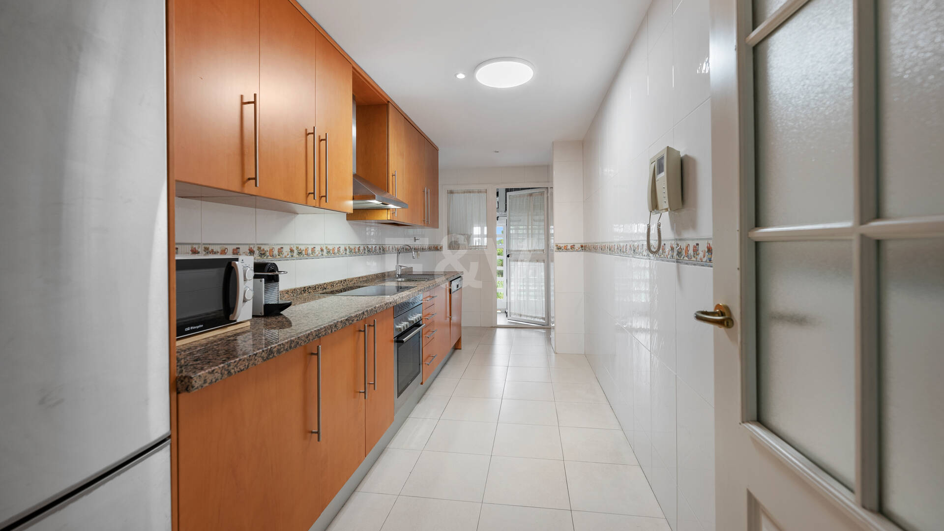Apartamento en Primera Línea de Golf con Vistas Panorámicas y andando de la Playa – Río Real, Marbella
