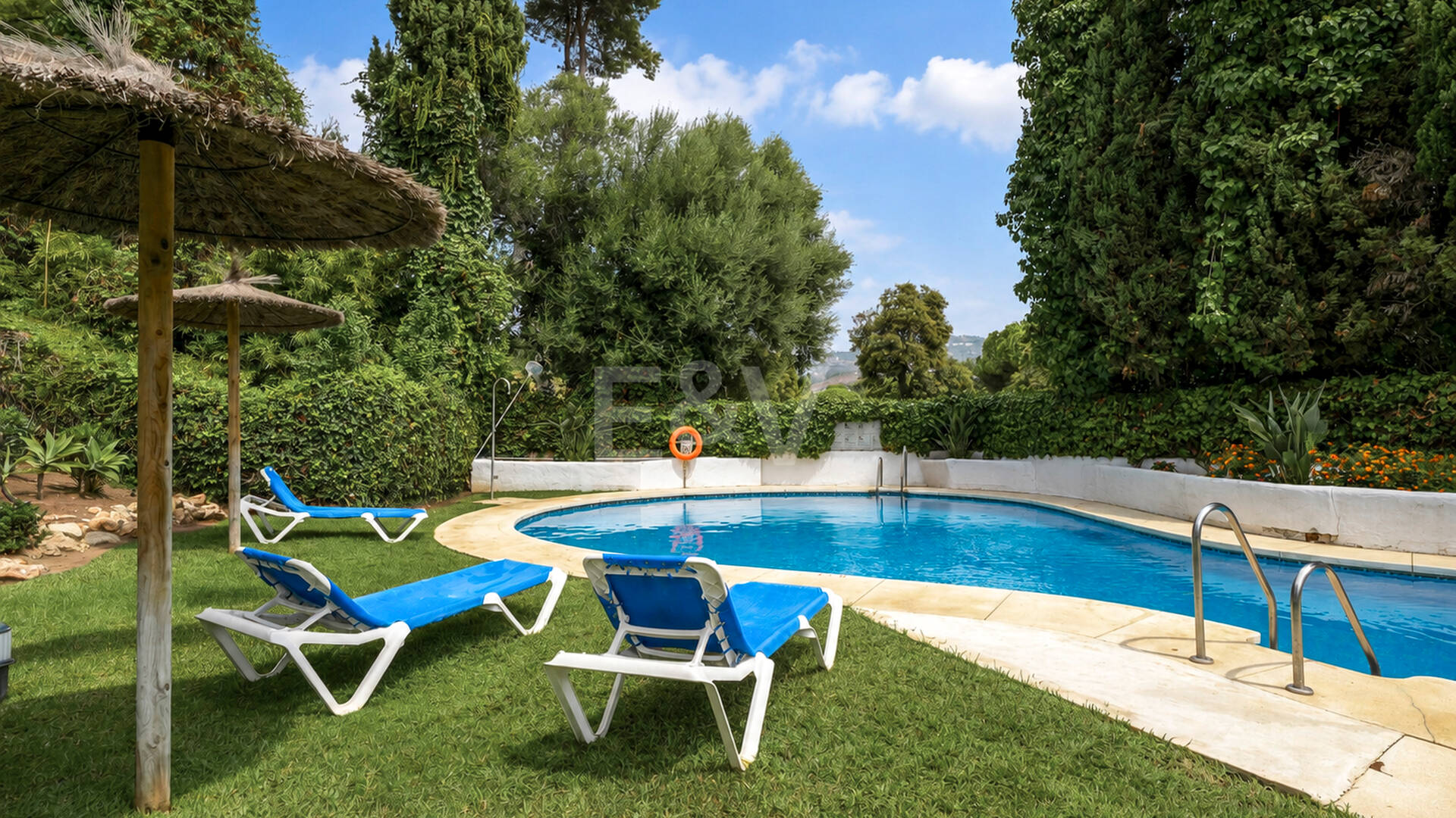 Apartamento en Primera Línea de Golf con Vistas Panorámicas y andando de la Playa – Río Real, Marbella