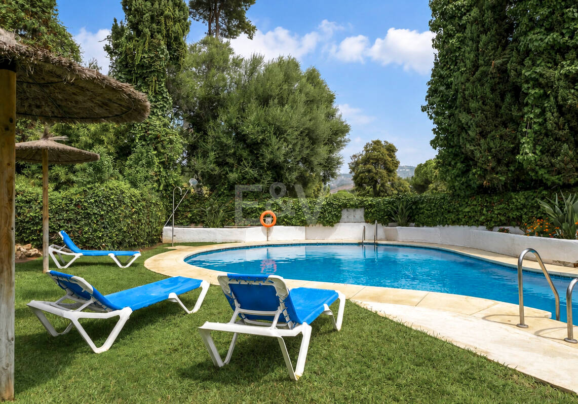 Apartamento en Primera Línea de Golf con Vistas Panorámicas y andando de la Playa – Río Real, Marbella