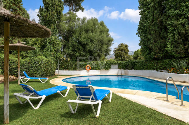 Apartamento en Primera Línea de Golf con Vistas Panorámicas y andando de la Playa – Río Real, Marbella